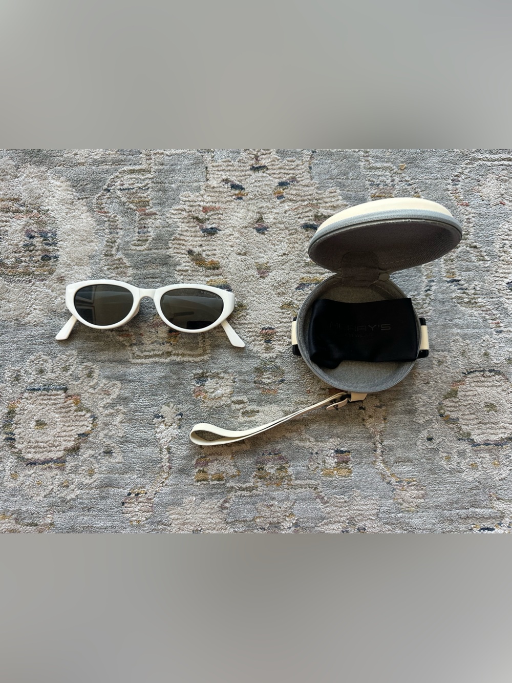 Merry’sWhite Collapsible Sunglasses with Case